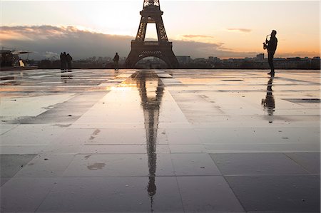 A man playing a saxophone in front of the Eiffel Tower, Paris, France, Europe Stockbilder - Lizenzpflichtiges, Bildnummer: 841-07524043