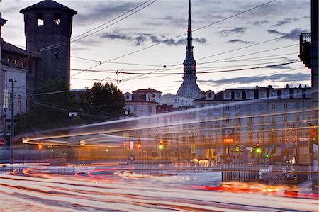 piémont - Traffic rushes through Piazza Castello, Turin, Piedmont, Italy, Europe Photographie de stock - Rights-Managed, Code: 841-07524064