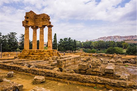 Temple of Castor and Pollux, Valley of the Temples (Valle dei Templi), Agrigento, UNESCO World Heritage Site, Sicily, Italy, Europe Photographie de stock - Rights-Managed, Code: 841-07523217