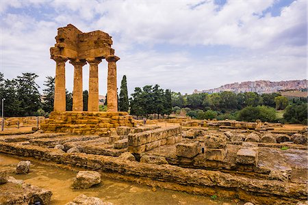 Temple of Castor and Pollux, Valley of the Temples (Valle dei Templi), Agrigento, UNESCO World Heritage Site, Sicily, Italy, Europe Foto de stock - Con derechos protegidos, Código: 841-07523217