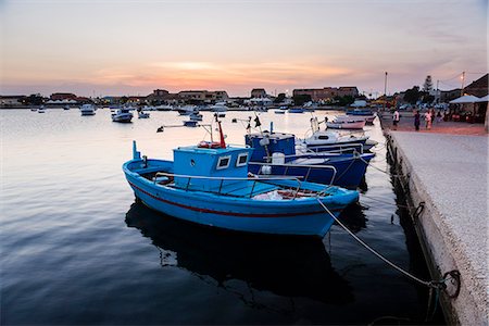 simsearch:841-07523234,k - Fishing boats at sunset in Marzamemi fishing harbour, South East Sicily, Italy, Mediterranean, Europe Foto de stock - Con derechos protegidos, Código: 841-07523237
