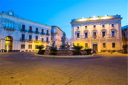 syracuse italy - The Fountain of Artemis in Archimedes Square at night, Ortigia (Ortygia), Syracuse (Siracusa), UNESCO World Heritage Site, Sicily, Italy, Europe Stock Photo - Rights-Managed, Code: 841-07523252