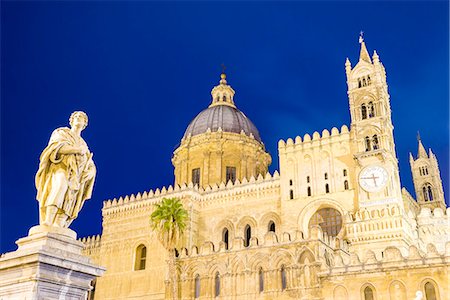 simsearch:841-08781835,k - Palermo Cathedral at night (Duomo di Palermo), showing statue, dome and clock tower, Palermo, Sicily, Italy, Europe Stockbilder - Lizenzpflichtiges, Bildnummer: 841-07523263