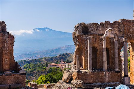 Teatro Greco (Greek Theatre), ruins of columns at the amphitheatre, and Mount Etna volcano, Taormina, Sicily, Italy, Europe Photographie de stock - Rights-Managed, Code: 841-07523278