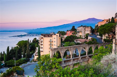 Mount Etna volcano rising above Taormina at sunrise, East Coast of Sicily, Italy, Mediterranean, Europe Photographie de stock - Rights-Managed, Code: 841-07523271