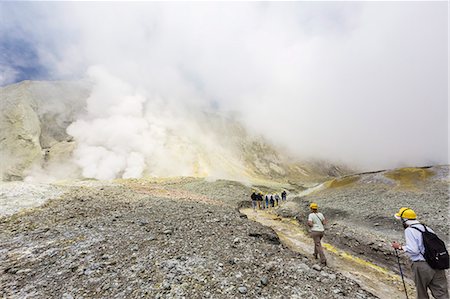 Visitors at an active andesite stratovolcano on White Island, North Island, New Zealand Photographie de stock - Rights-Managed, Code: 841-07523292