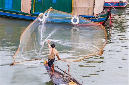 simsearch:841-06445105,k - Fisherman casting net along the Mekong River in the capital city of Phnom Penh, Cambodia, Indochina, Southeast Asia, Asia Foto de stock - Con derechos protegidos, Código: 841-07523332