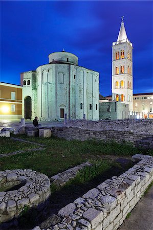 simsearch:841-07524061,k - Illuminated Roman forum (Forum Romanum), St. Donat's church and the bell tower of St. Anastasia cathedral at dusk, Zadar, Dalmatia, Croatia, Europe Foto de stock - Direito Controlado, Número: 841-07523421