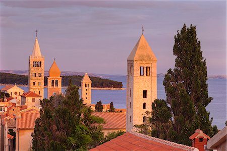 Old town of Rab town with Belfry of St Justine's church, great bell tower of St. Mary's church, campanile of church of St. John and campanile of monastery of St. Andrew at sunset, Rab town, Rab Island, Kvarner region, Dalmatia, Adriatic Sea, Croatia, Europe Foto de stock - Con derechos protegidos, Código: 841-07523437