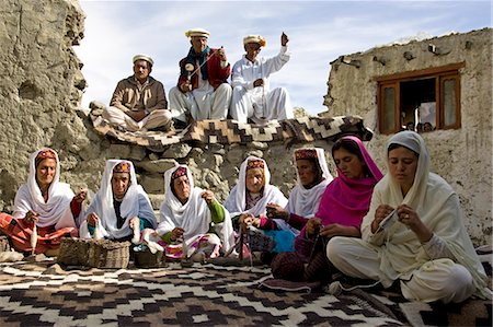 pakistano (relativo al pakistan) - Villagers spin wool and knit together in mountain village of Altit in Karokoram Mountains, Pakistan Fotografie stock - Rights-Managed, Codice: 841-07523467