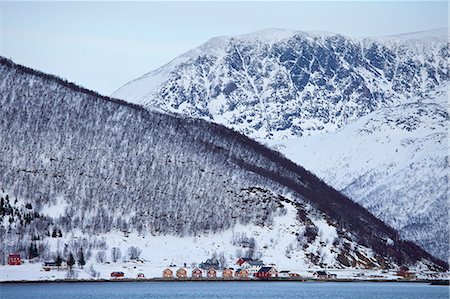 Homes and fishing huts  in hamlet across fjord from Sandneshamnvegen 862 on Kvaloya Island, Tromso, Arctic Circle, Northern Norway Photographie de stock - Rights-Managed, Code: 841-07523679