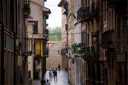 schmale gasse - Traditional architecture in Calle La Ferreria in Aviles, Asturias, Northern Spain Stockbilder - Lizenzpflichtiges, Bildnummer: 841-07523697