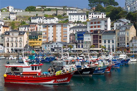 red black - Fishing boats in the harbour at Luarca in Asturias, Spain Foto de stock - Con derechos protegidos, Código: 841-07523704