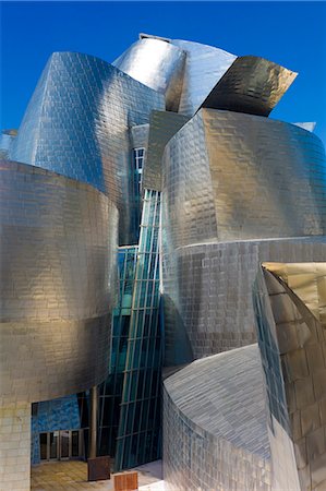 Architect Frank Gehry's Guggenheim Museum futuristic architectural design in titanium and glass at Bilbao, Basque country, Spain Foto de stock - Con derechos protegidos, Código: 841-07523720