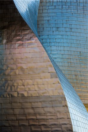 shapes design - Architect Frank Gehry's Guggenheim Museum futuristic architectural design in titanium and glass at Bilbao, Basque country, Spain Foto de stock - Con derechos protegidos, Código: 841-07523722