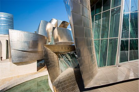 Architect Frank Gehry's Guggenheim Museum futuristic architectural design in titanium and glass at Bilbao, Basque country, Spain Photographie de stock - Rights-Managed, Code: 841-07523730