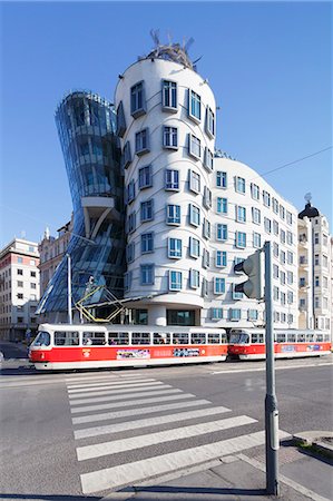 simsearch:841-05846123,k - Tram in front of the Dancing House (Ginger and Fred) by Frank Gehry, Prague, Bohemia, Czech Republic, Europe Photographie de stock - Rights-Managed, Code: 841-07540376