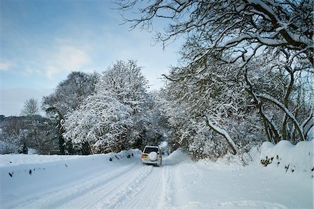 Four wheel drive vehicle in snow-covered lane in Swinbrook, The Cotswolds, UK Foto de stock - Con derechos protegidos, Código: 841-07540392