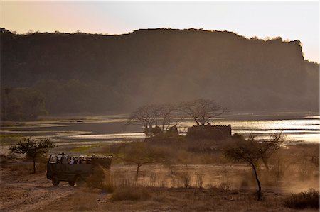 Eco-tourists by Padam Lake and Jogi Mahal hunting lodge in Ranthambhore National Park, Rajasthan, Northern India Stock Photo - Rights-Managed, Code: 841-07540431