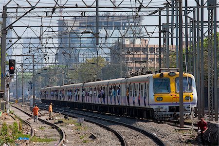 simsearch:841-07540467,k - Office workers on crowded commuter train of Western Railway near Mahalaxmi Station on the Mumbai Suburban Railway, India Photographie de stock - Rights-Managed, Code: 841-07540472