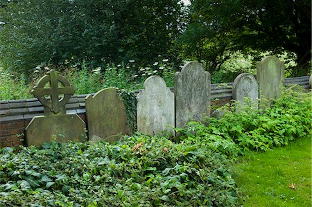 simsearch:841-02993777,k - Headstones in graveyard of St Mary the Virgin Church, Harefield, Middlesex, UK Photographie de stock - Rights-Managed, Code: 841-07540497
