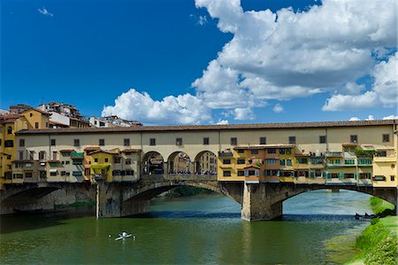 ponte vecchio - The Ponte Vecchio from the north side of the River Arno, Florence, Tuscany, Italy Foto de stock - Con derechos protegidos, Código: 841-07540572