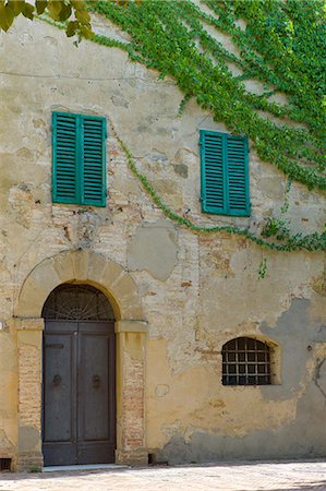 simsearch:841-07523727,k - Traditional house with green window shutters and covered in Virginia Creeper, in hill town of Monticcheillo, Val D'Orcia area of Tuscany, Italy Photographie de stock - Rights-Managed, Code: 841-07540597