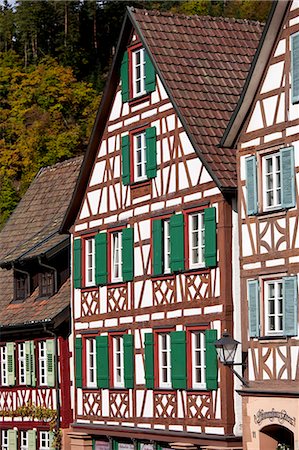 Windows and wooden shutters of quaint timber-framed house in Schiltach in the Bavarian Alps, Germany Foto de stock - Con derechos protegidos, Código: 841-07540666