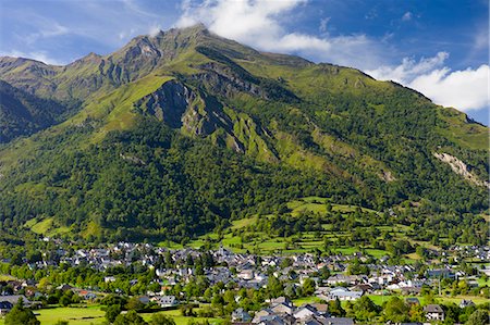 Ski resort town of Laruns in valley of the Pyrenees National Park, France Stockbilder - Lizenzpflichtiges, Bildnummer: 841-07540723