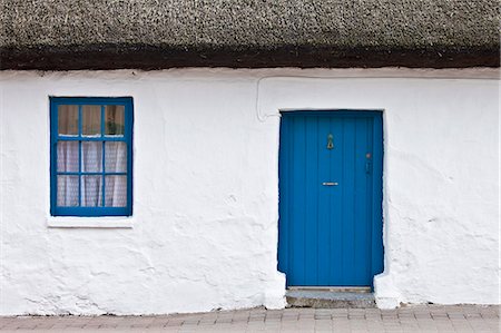 simsearch:841-07540840,k - Blue and white traditional whitewashed thatched cottage in Ardmore Village, County Waterford, Ireland Foto de stock - Con derechos protegidos, Código: 841-07540759