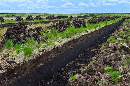Turf bog shows cutting and stacks of peat (footings) at Mountrivers peat bog, County Clare, West of Ireland Photographie de stock - Rights-Managed, Code: 841-07540784