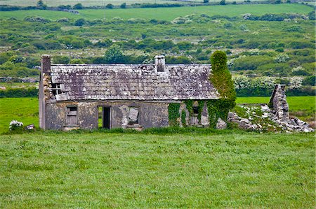 Derelict old period cottage in need of renovation in The Burren in County Clare, West of Ireland Stockbilder - Lizenzpflichtiges, Bildnummer: 841-07540804