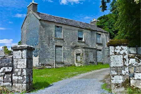 Derelict two-storey old rectory house in rural setting, Kilfenora, County Clare, West of Ireland Foto de stock - Con derechos protegidos, Código: 841-07540813