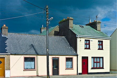 Street scene pastel painted terraced homes in Kilkee, County Clare, West of Ireland Foto de stock - Con derechos protegidos, Código: 841-07540822