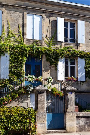 simsearch:700-00072003,k - Typical French house at Sauveterre-de-Guyenne, Bordeaux, France Fotografie stock - Rights-Managed, Codice: 841-07540880
