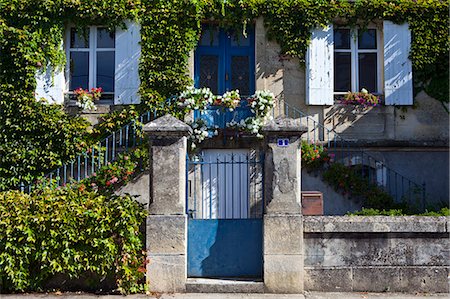 Typical French house at Sauveterre-de-Guyenne, Bordeaux, France Stock Photo - Rights-Managed, Code: 841-07540881