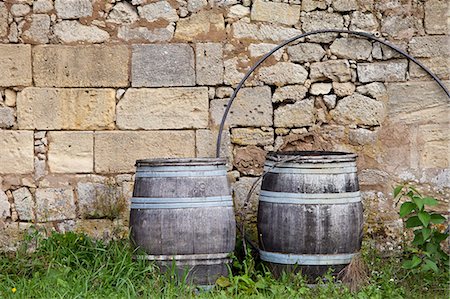 Traditional old wine barrels at a wine chai near St Emilion, Bordeaux, France Photographie de stock - Rights-Managed, Code: 841-07540895