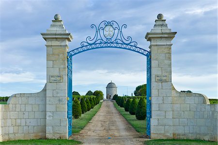 plaque - Chateau Balestard La Tonnelle at St Emilion, Bordeaux region of France Photographie de stock - Rights-Managed, Code: 841-07540897