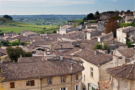 saint emilión - Rooftops viewed from L'Eglise Monolith in traditional town of St Emilion, Bordeaux, France Foto de stock - Con derechos protegidos, Código: 841-07540899