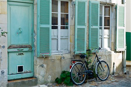 saint-martin-de-re - Cobbled stones traditional street scene at St Martin de Re,  Ile de Re, France Stock Photo - Rights-Managed, Code: 841-07540907