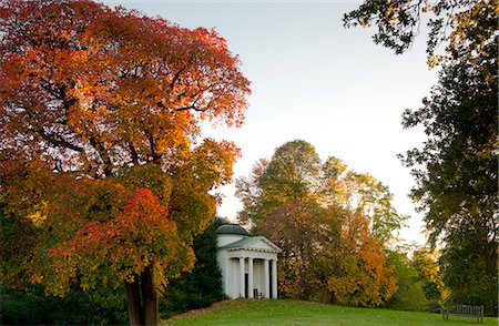 simsearch:841-06617194,k - A cotinus tree with bright red foliage in autumn next to the temple in Kew Gardens, UNESCO World Heritage Site, Kew, London, England, United Kingdom, Europe Photographie de stock - Rights-Managed, Code: 841-07540926