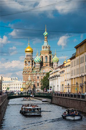 simsearch:841-06344558,k - Tourist boat in front of the Church of the Saviour on Spilled Blood, St. Petersburg, Russia, Europe Photographie de stock - Rights-Managed, Code: 841-07541123