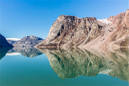 symmetrisch - Reflections on a calm sea of the steep cliffs of Icy Arm, Baffin Island, Nunavut, Canada, North America Stockbilder - Lizenzpflichtiges, Bildnummer: 841-07589825