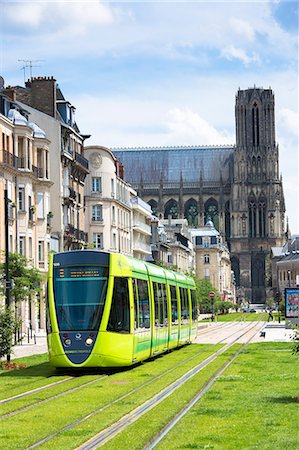 simsearch:841-03676995,k - Modern tram in Cours de Jean-Baptiste Langlet in Reims, Champagne-Ardenne, France, Europe Foto de stock - Con derechos protegidos, Código: 841-07589892