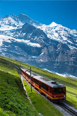 simsearch:841-05784868,k - Jungfraubahn funicular train climbs to the Jungfrau from Kleine Scheidegg in the Swiss Alps in Bernese Oberland, Switzerland, Europe Foto de stock - Con derechos protegidos, Código: 841-07589910