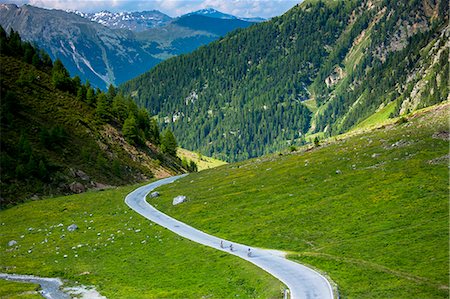 swiss national park - Cyclists on the Umbrail Pass which leads, in the Swiss National Park, from Switzerland to Italy in the Eastern Alps, Switzerland, Europe Foto de stock - Con derechos protegidos, Código: 841-07589929