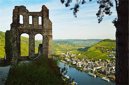 fiume mosel - View from Grevenburg Castle of Traben-Trarbach and Moselle River (Mosel), Rhineland-Palatinate, Germany, Europe Fotografie stock - Rights-Managed, Codice: 841-07590136