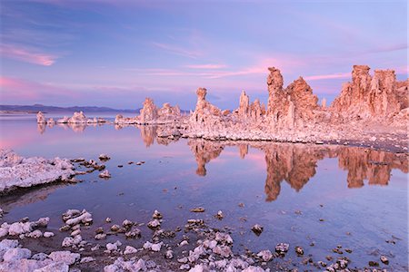 Mono Lake tufa towers at sunset in autumn, California, United States of America, North America Foto de stock - Con derechos protegidos, Código: 841-07590345