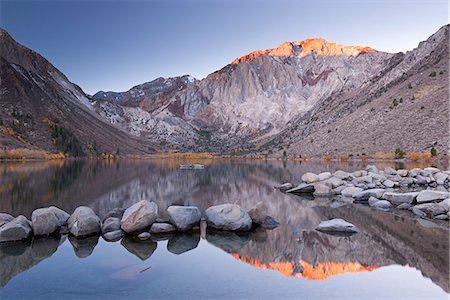 Sunrise at Convict Lake in the Eastern Sierra Mountains in autumn, California, United States of America, North America Foto de stock - Con derechos protegidos, Código: 841-07590352