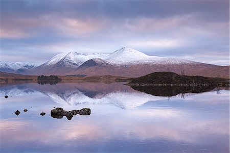 simsearch:841-03672419,k - Snow covered Black Mount reflected in a lochan, Rannoch Moor, Highlands, Scotland, United Kingdom, Europe Photographie de stock - Rights-Managed, Code: 841-07590366